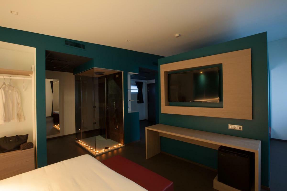 Hotel Carnia Венцоне Екстериор снимка